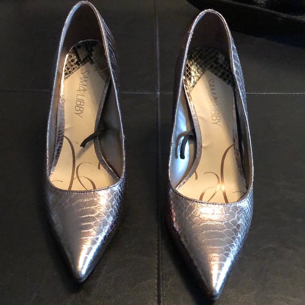 🔥Metallic bronze heels🔥 - Picture 2 of 3